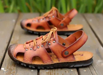 Ir 2021. vasaras ādas gadījuma pludmales kurpes vīriešu soft vienīgais šūtas divējāda lietojuma sandales un čības