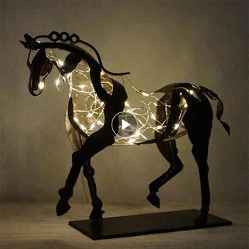 Mājas Rokdarbi Metāla Zirgu Statuja Ar LED Gaismas Apdares Retro Zemniecisks Ažūra Statuetes Biroja Galda Zirga Skulptūru Dāvanu